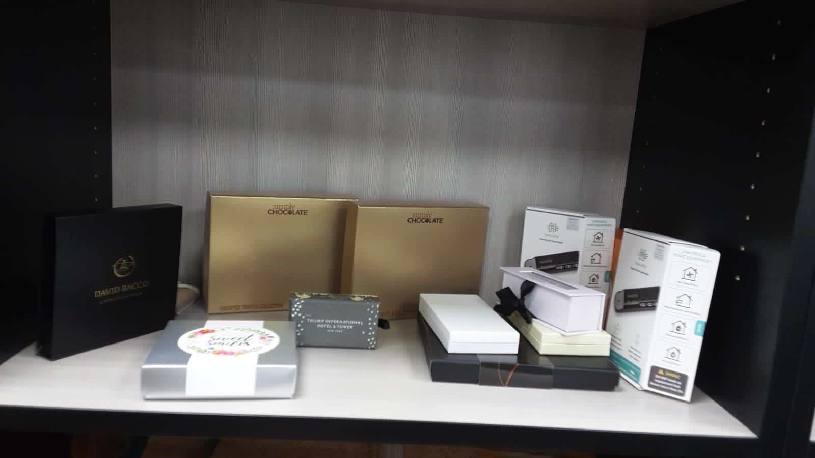 chocolate gift box and shopping bag (1)