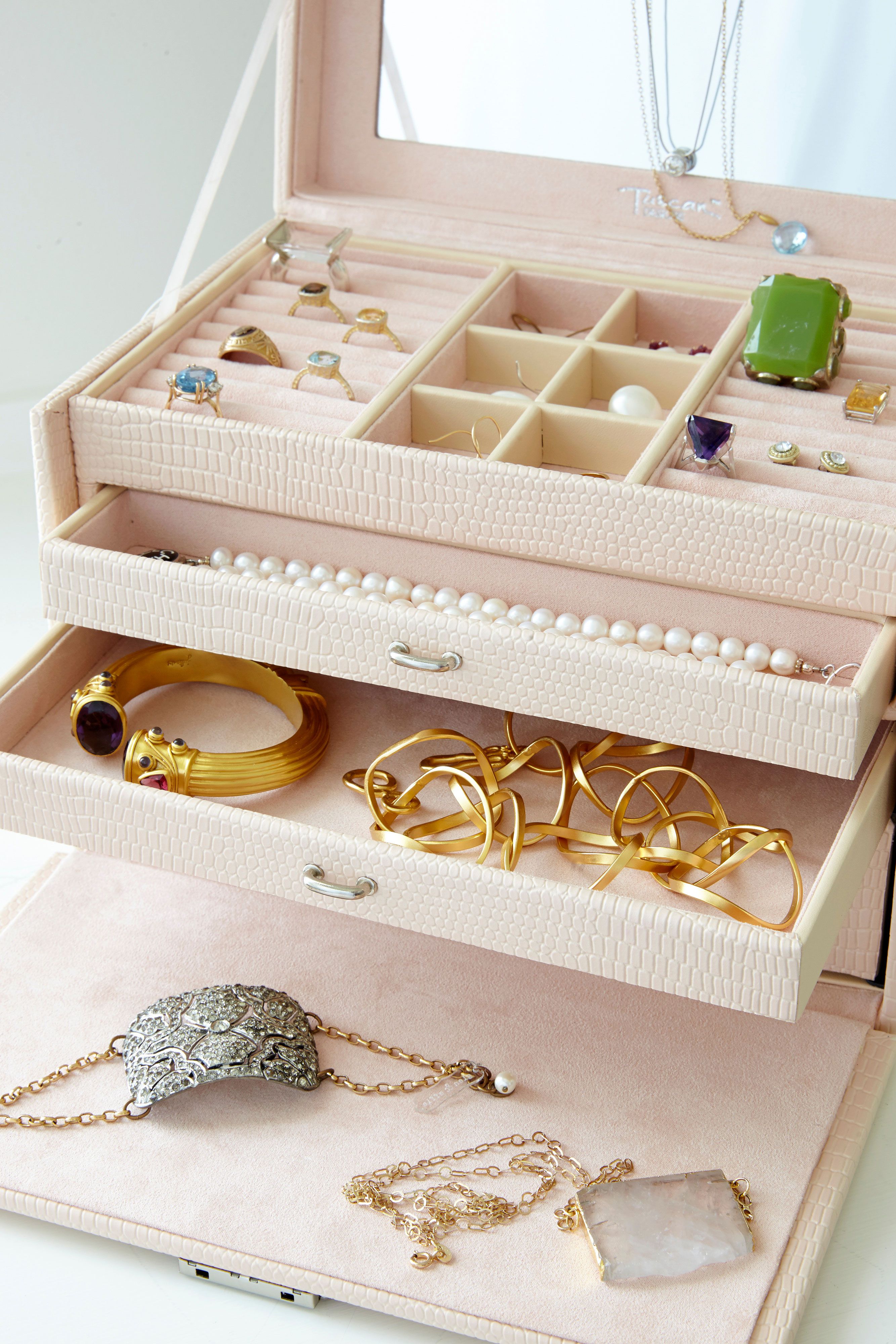 Jewelry-box-102262735_9KZGe1FzqEN8Waxpmzy_4t-b1767bb5fdf343f9a961cfeb01a8d516